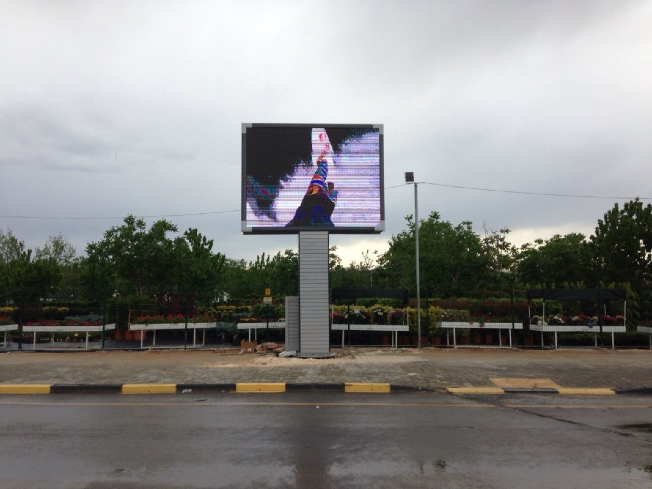 Мир без экранов. Led экран Тотем шириной 0.6м. Totem Billboard. Led экран на кольце в Ташкенте. Led Monitor Billboard.